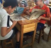 给孩子们发纪念册
