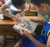 给孩子们发纪念册